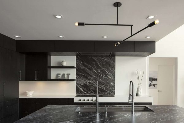 black-marble-countertops-and-backsplash-create-a-high-contrast-look-in-the-kitchen